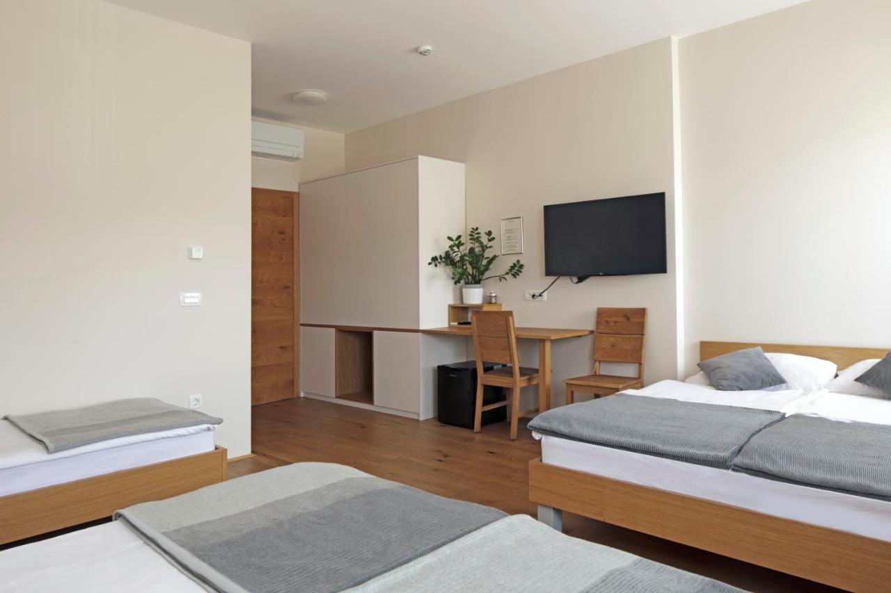 Guesthouse Tursic Vrhnika Bagian luar foto