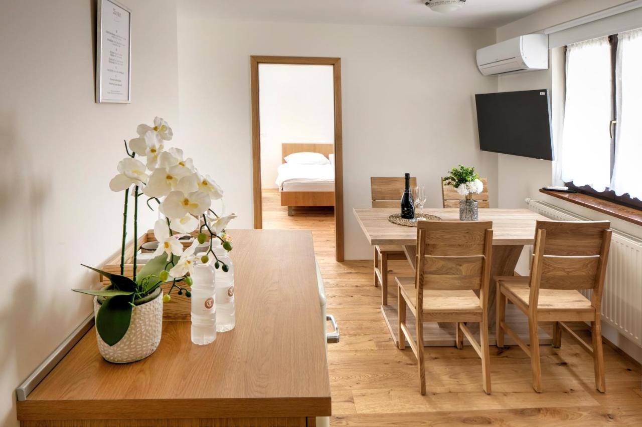 Guesthouse Tursic Vrhnika Bagian luar foto