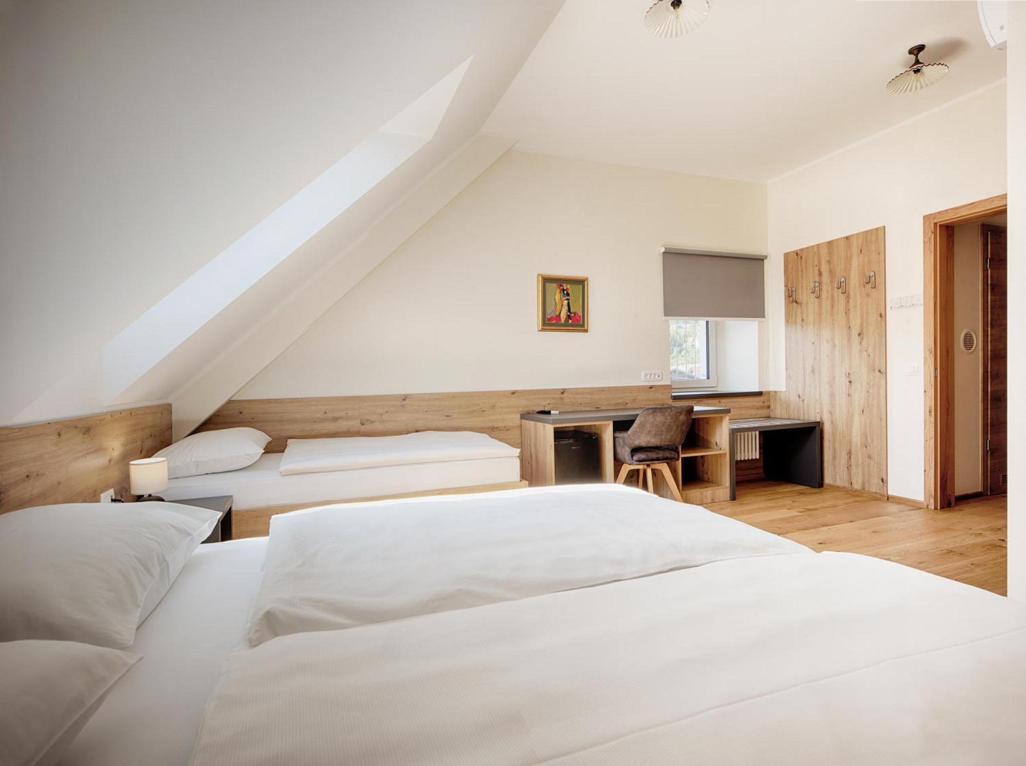 Guesthouse Tursic Vrhnika Bagian luar foto